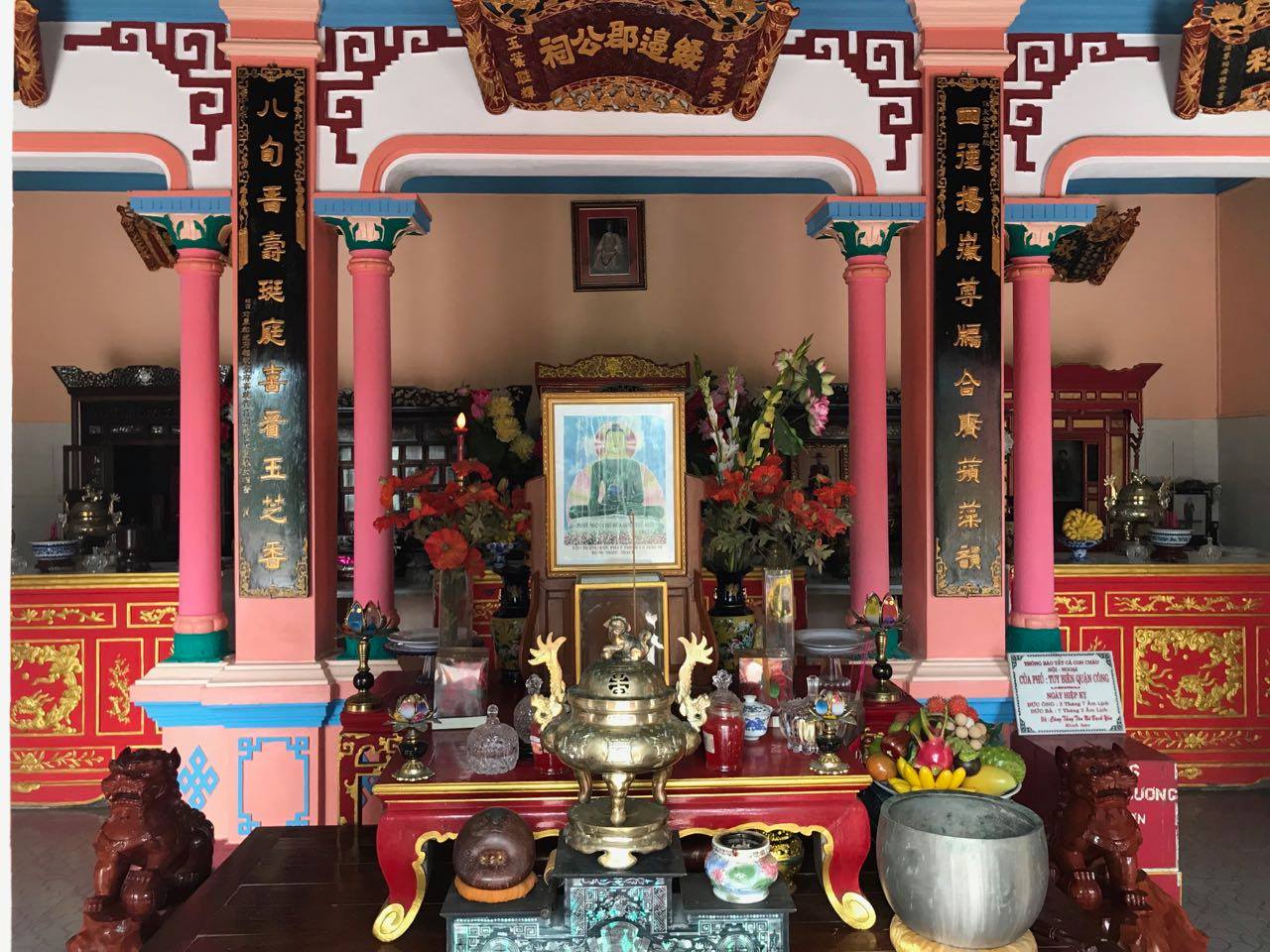 Hình ảnh bên trong nhà thờ Phòng Tuy Biên Quận Công